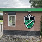 VV Sint Annaparochie maakt veld zelf klaar voor het nieuwe seizoen